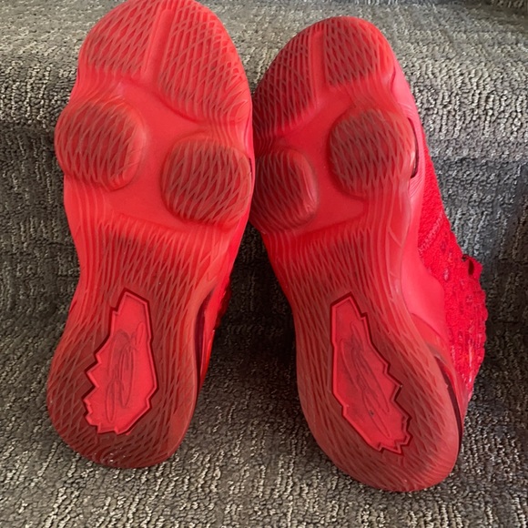 Boys Red Lebrons Size 5 - Picture 5 of 7